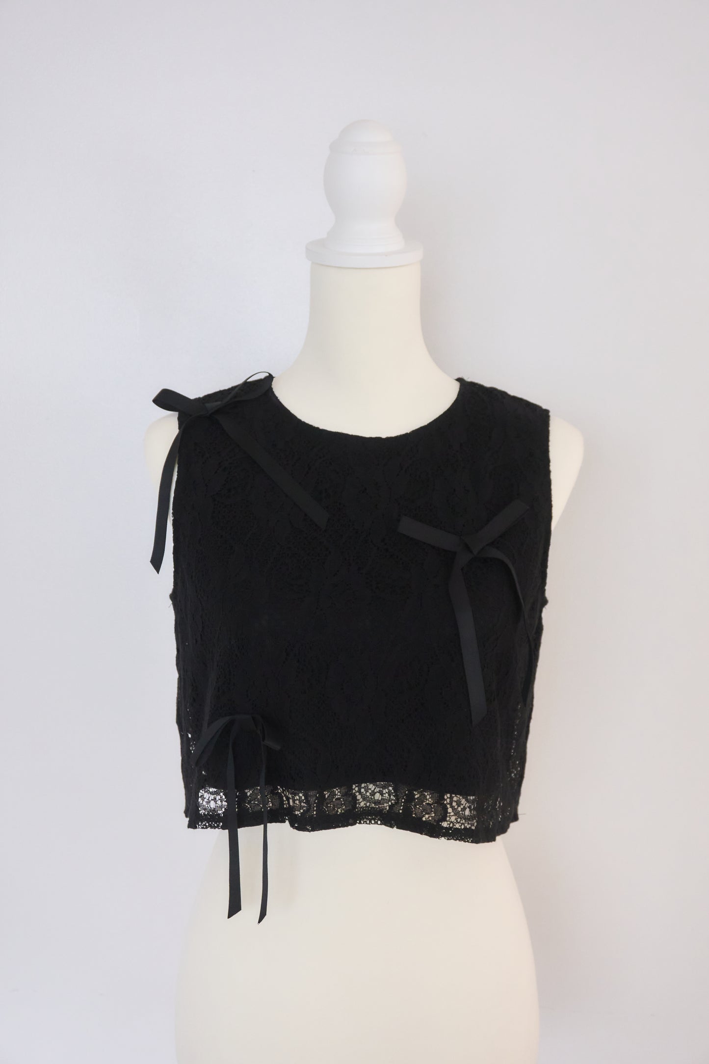 petit ribbon lace set-up