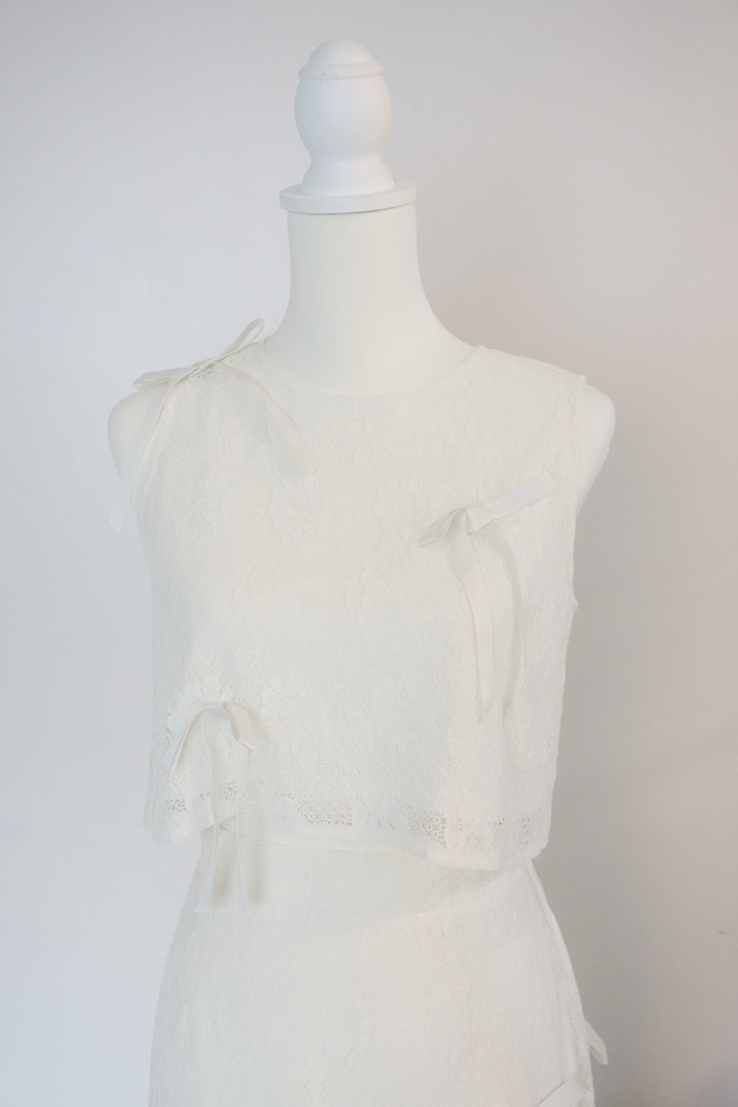 petit ribbon lace set-up